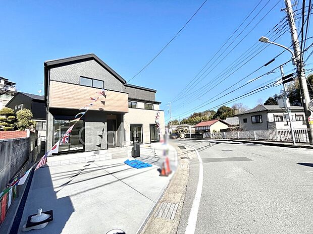 〜Exterior〜　前面道路は閑静な住宅地をはしる車通りの少ない道路。駐車の出し入れもらくらくです！ご不明点・現地見学のご希望は、お気軽にお問い合わせください！