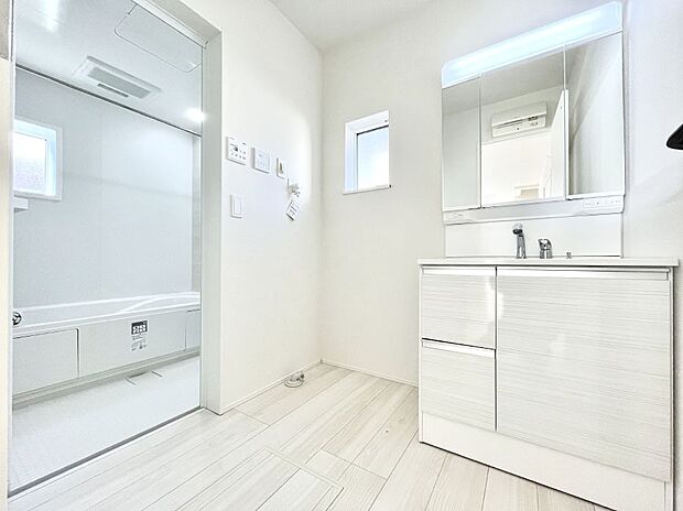 ◆1号棟◆〜Dressing Room〜　暗くなりがちな洗面所も窓があると採光と換気が可能なので気持ちよくお使い頂けます。三面鏡タイプの洗面台は鏡裏収納で散らかりがちな洗面所もスッキリ♪