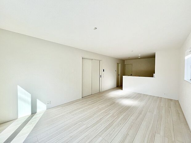 〜Living〜　家族の食事や団らんのほか、子どもを遊ばせたり、友人を招いたりするLDKは住まいの中心。長時間過ごす場所だから、その空間は住まい全体の居心地を左右します。