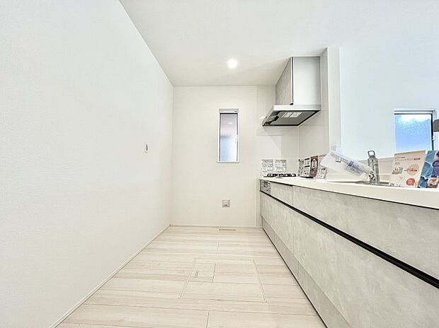 〜Kitchen〜　自然光が入る窓のあるキッチン☆毎日使う場所だからこそ、使い勝手を考慮しました。ゆったりとしたキッチンコーナーは質感豊かな仕上がりとなっております。