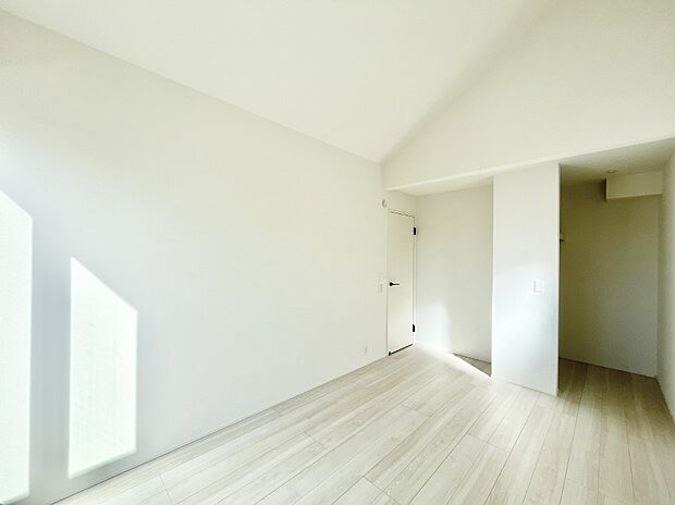 〜Bed Room〜  全居室には収納クローゼットを完備！普段使いのお洋服や小物はもちろん、季節物のお洋服などもしっかりと整理整頓おしまい頂けます。  居室空間を広く使用できますね。