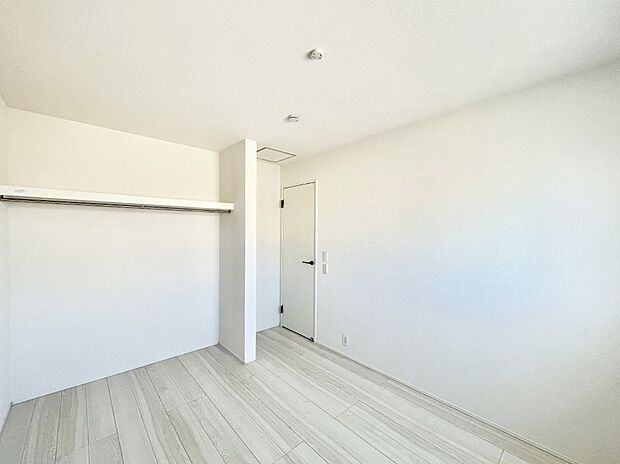 〜Bed Room〜　子供部屋はお子様にとって大変重な役割があります。子供一人で過ごす空間を与えることで、宿題や勉強時間も自然と増えまた自ら部屋の片付けや掃除なども促すことに繋がります。