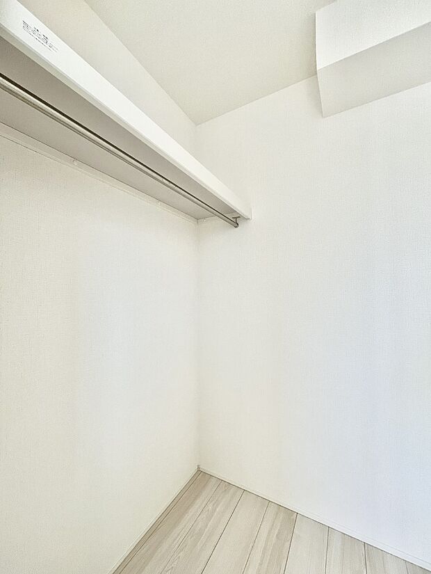 〜Walk-in Closet〜　必要なものやコーディネートを一覧して確認でき、身支度や準備が短時間で済むウォークインクローゼットを設置しました。家の中をすっきりとさせる便利な収納スペースです。