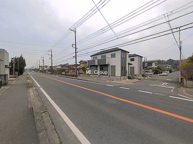 ~Exterior~ カースペースは嬉しい2台分!周辺は車通りが少ないため、落ち着いて運転でき、車庫入れが苦手な方でもスイスイ楽に駐車できます。来客時にも便利で安心です♪