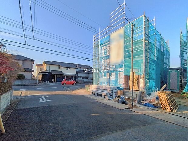 〜Exterior〜　カースペースは嬉しい2台分！周辺は車通りが少ないため、落ち着いて運転でき、車庫入れが苦手な方でもスイスイ楽に駐車できます。来客時にも便利で安心です♪  