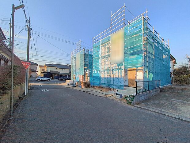 〜Exterior〜　前面道路広々＆2台駐車OK♪ お車の出し入れもスムーズで、毎日の運転がさらに快適に。気軽にカーライフを楽しめる住まいです♪  