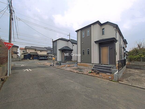 ~Exterior~ 前面道路広々&2台駐車OK♪ お車の出し入れもスムーズで、毎日の運転がさらに快適に。気軽にカーライフを楽しめる住まいです♪