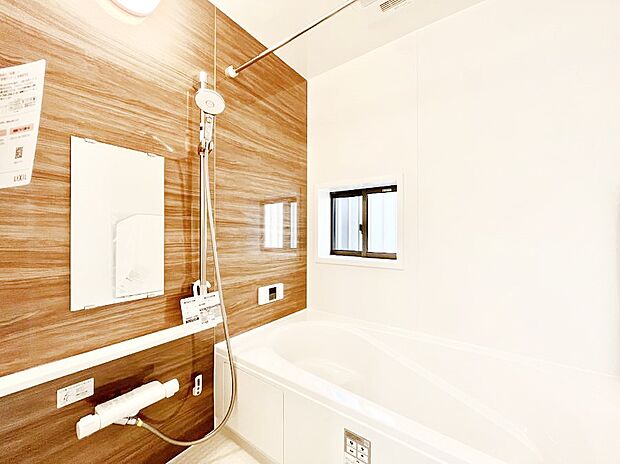 〜Bath Room〜　落ち着いた雰囲気の浴室で明日に向けてリフレッシュ。浴室乾燥機能も付いているので隣の洗濯機置き場で洗い上がった洗濯物を、雨の日も天気を気にせず乾燥させることも可能です。