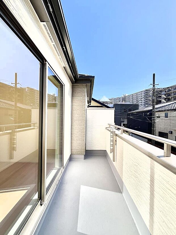 〜Balcony〜  バルコニーは温かい陽がさしこみ、お布団や洗濯物を気持ちよく干すことができます。  使いやすく開放的なバルコニーです♪陽ざしがたっぷり降り注ぐ、バルコニー付き住まい。  
