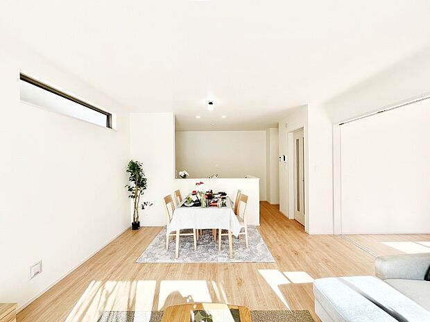 〜Living〜　家族の食事や団らんのほか、子どもを遊ばせたり、友人を招いたりするLDKは住まいの中心。長時間過ごす場所だから、その空間は住まい全体の居心地を左右します。