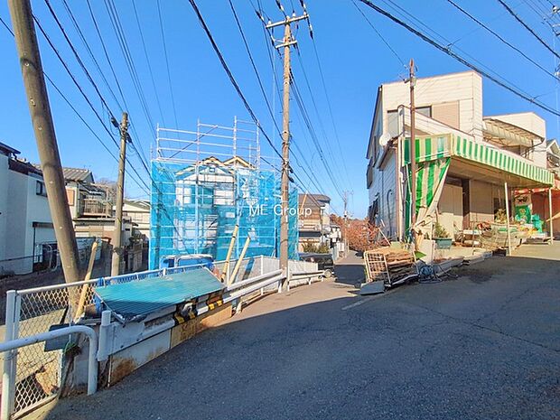 〜Exterior〜　前面道路：南東 4.6m 公道、南西 4m 公道　低層の一戸建てを中心とした街並みが整然と続き、周辺は高い建物が建っていないので、緑の多い閑静な趣を感じる環境です。