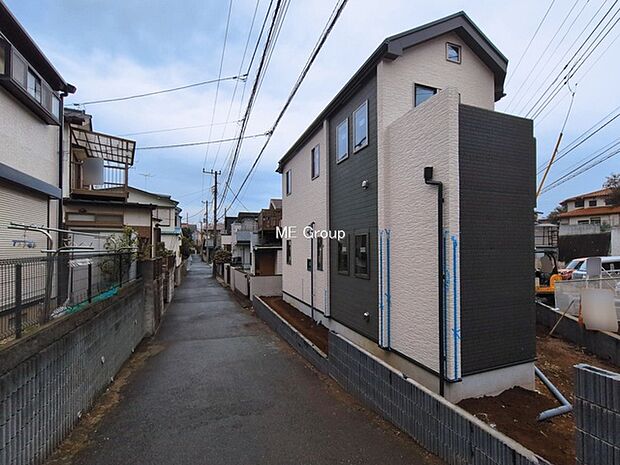 ~Exterior~ 前面道路:南東 4.6m 公道、南西 4m 公道 低層の一戸建てを中心とした街並みが整然と続き、周辺は高い建物が建っていないので、緑の多い閑静な趣を感じる環境です。