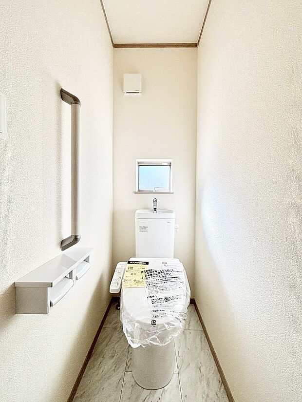 ◆A号棟◆〜Toilet〜　清潔感のある水回り♪トイレはウォシュレット付きです◎トイレは毎日使わざるを得ないもの。いつも清潔を保ちたいですね。トイレが2ヶ所あるので朝の混雑時に便利です！