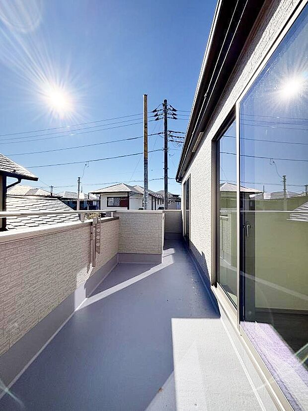 ◆A号棟◆〜Balcony〜　南向きのバルコニーの前には雲以外に太陽を遮るものがありません。お洗濯物も乾きやすく、何より明るく気持ちのいい光が入ってきます。使いやすく開放的なバルコニーです♪