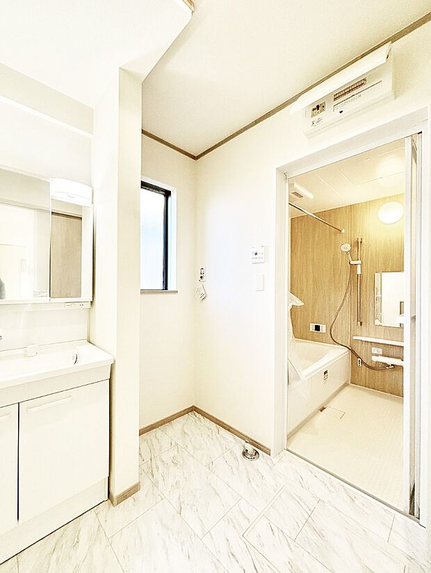 ◆A号棟◆〜Dressing Room〜  清潔感溢れる色合いで統一されていると、スッキリと整った印象をうけます。鏡の裏にはたっぷりと収納スペースを標準装備！水廻りは、シンプルかつ機能性を重視して。