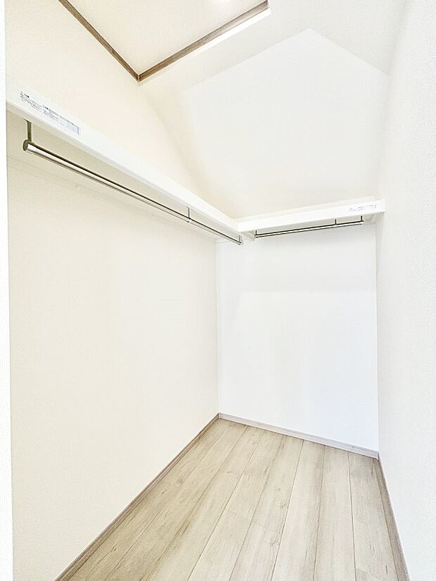 ◆A号棟◆〜Walk-in Closet〜　たくさんの洋服をかけてもシワになりにくいウォークインクローゼット。洋服以外にも、普段使わない家電やスーツケース、ストック品など何でも片付く嬉しい空間です。