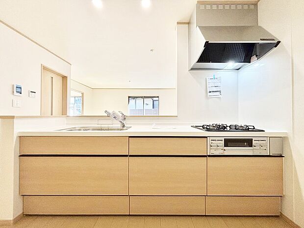 ◆B号棟◆〜Kitchen〜　広くて使いやすいキッチンなら家族でいっしょに料理をつくったり、後片付けも手間なくできちゃいます♪収納もたっぷりあるので、いつもすっきりと清潔な印象を保てます。