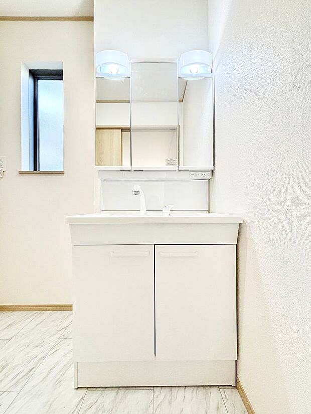 ◆B号棟◆〜Dressing Room〜　暗くなりがちな洗面所も窓があると採光と換気が可能なので気持ちよくお使い頂けます。三面鏡タイプの洗面台は鏡裏収納で散らかりがちな洗面所もスッキリ♪