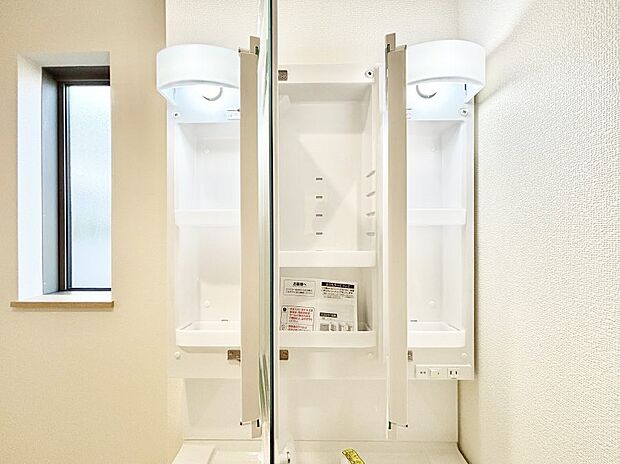 ◆B号棟◆三面鏡の裏に、化粧品や衛生用品などを収納可能。洗面台をすっきりと保ちます！