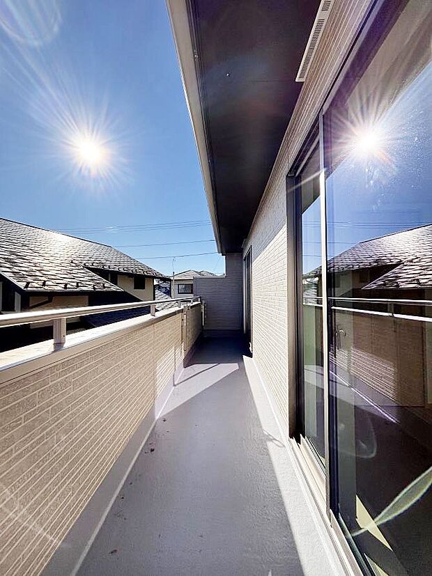 ◆B号棟◆〜Balcony〜  バルコニーは温かい陽がさしこみ、お布団や洗濯物を気持ちよく干すことができます。使いやすく開放的なバルコニーです♪陽ざしがたっぷり降り注ぐ、バルコニー付き住まい。  