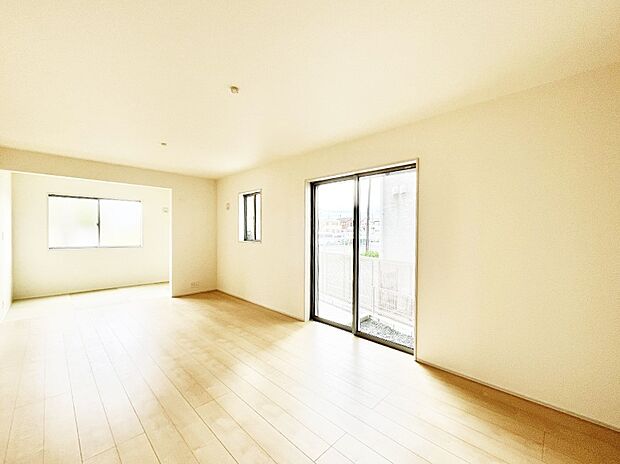 大きな窓からたっぷりの陽光と風を感じられるリビング