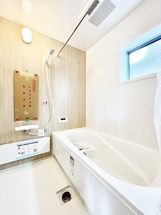 一日の疲れを癒してくれる明るい清潔感のあるバスルーム