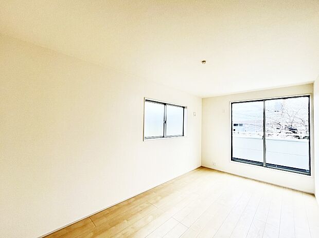 バルコニーが開放感をプラスしてくれる洋室