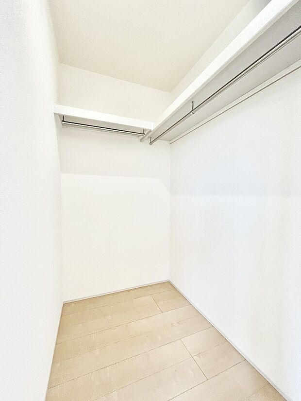 ウォークインクローゼットの活用で生活空間スッキリ