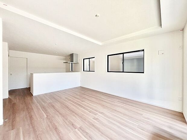 ~Living~ 家族の一体感を感じられる広々としたスペース。家族と過ごす時間を大切にする方にピッタリのゆとりの住空間です。お子様が走り回っても安心して見守れます。家族の笑い声が今にも目に浮かびます。