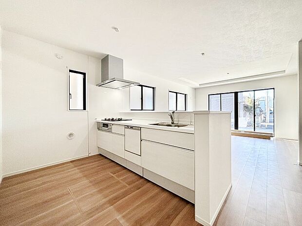 ~Kitchen~ 会話が弾むリビング、料理が愉しくなるキッチン。家は、ただ生活する場ではなく、暮らしを愉しく、快適にする場所。笑顔の毎日、安らぎの日々のために、最新の設備・仕様を採用。