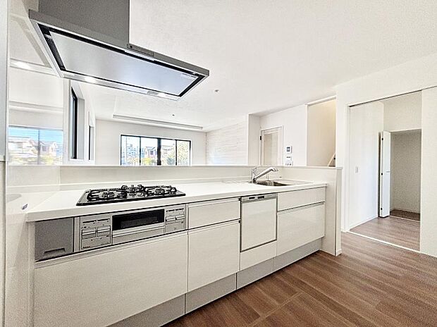 〜Kitchen〜  リビングが見渡せるカウンターキッチン。  料理をしながら家族とコミュニケーションをとれるだけでなく、大きな開放感も得ることができます。  お子様の成長も感じることができますね！