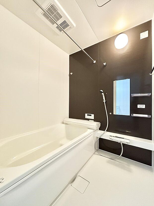 〜Bath Room〜　落ち着いた雰囲気の浴室で明日に向けてリフレッシュ。浴室乾燥機能も付いているので隣の洗濯機置き場で洗い上がった洗濯物を、雨の日も天気を気にせず乾燥させることも可能です。