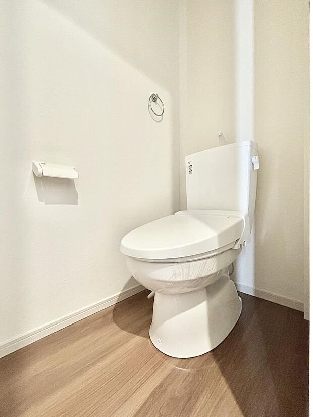 〜Toilet〜　綺麗・スッキリ・快適なウォシュレット付トイレでくつろげる空間です。トイレは毎日使わざるを得ないもの。いつも清潔を保ちたいですね。トイレが2ヶ所あるので朝の混雑時に便利です！