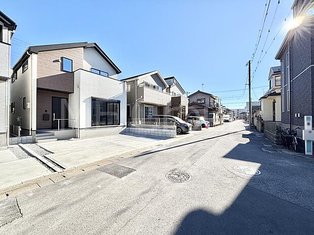 ~Exterior~ 前面道路は閑静な住宅地をはしる車通りの少ない道路。駐車の出し入れもらくらくです!ご不明点・現地見学のご希望は、お気軽にお問い合わせください!