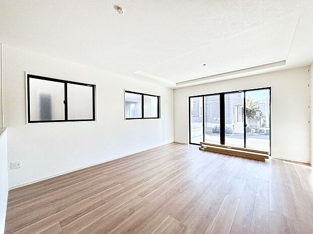 ~Living~ 飽きの来ないシンプルでおしゃれなLDK。大きな窓から日差しが差し込むので室内も明るく、家族の憩いの場としてピッタリです。開放感と日当たりの良さを是非ご覧ください!