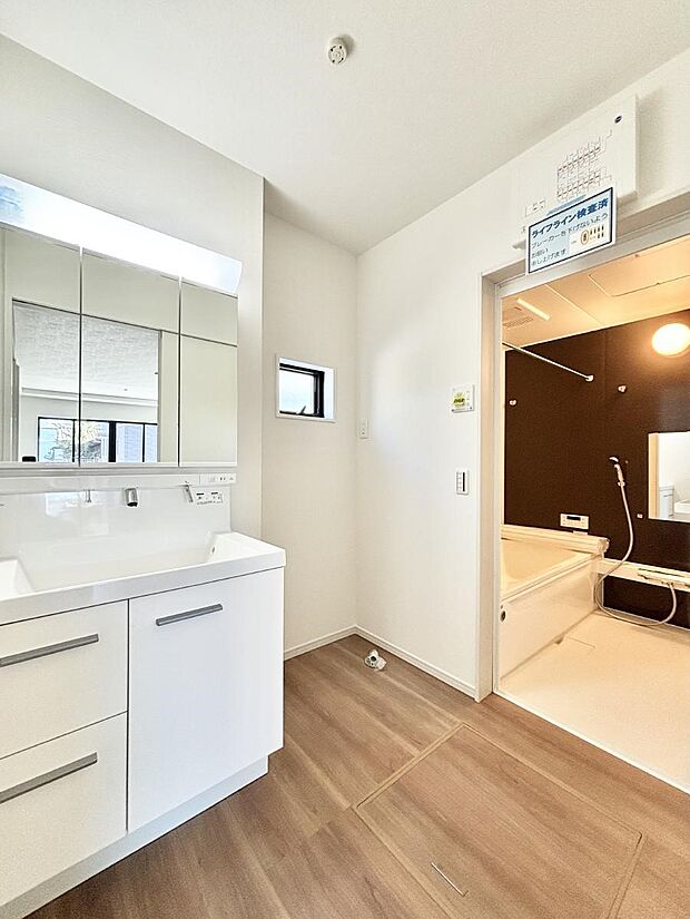 ~Dressing Room~ 明るく清潔感溢れるパウダールーム。毎日使う場所だからこそ、快適な空間となっております。シャンプードレッサーを採用しておりますので、朝シャンも手軽に出来ます。