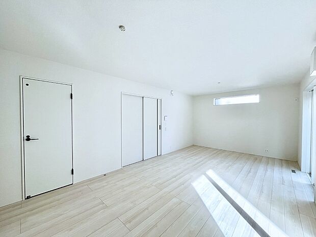 〜Living〜　家族の一体感を感じられる広々としたスペース。家族と過ごす時間を大切にする方にピッタリのゆとりの住空間です。お子様が走り回っても安心して見守れます。家族の笑い声が今にも目に浮かびます。