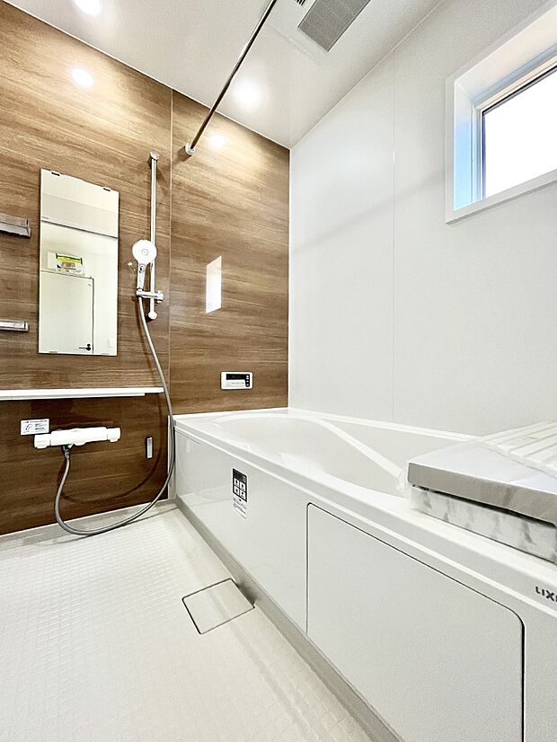 〜Bath Room〜　足を伸ばして入浴することが可能！一日の疲れを癒す貴重なバスタイムです。お子様とご一緒でも十分な広さなので、リビングとは違った家族団欒のひと時をお楽しみいただけます。