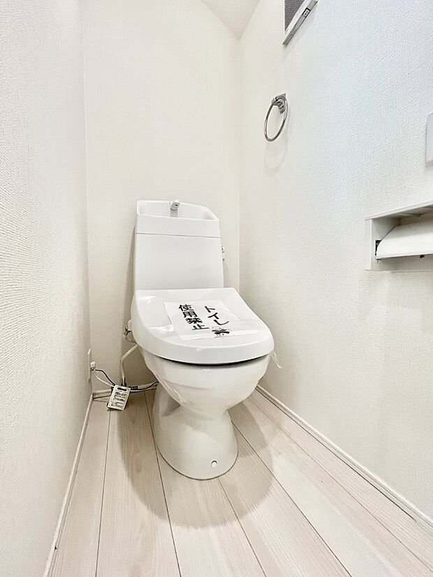 〜Toilet〜　綺麗・スッキリ・快適なウォシュレット付トイレでくつろげる空間です。1、2階共にトイレスペース！採光もあり明るく、快適空間となっております♪毎日使う場所だからこその配慮です！