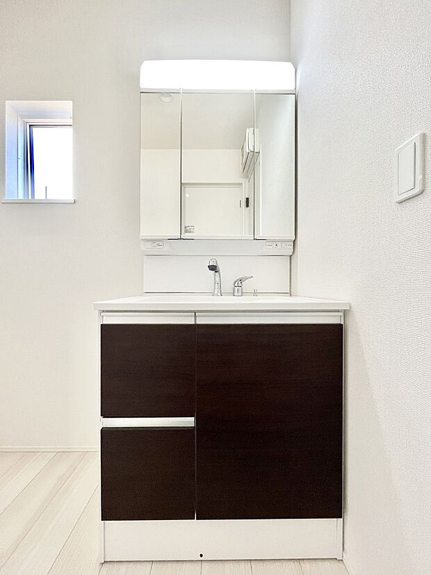 〜Dressing Room〜　十分な大きさの洗面台は収納もさる事ながら、身だしなみチェックや歯磨きなど、朝の慌ただしい時間でもホテルライクなスペースで余裕とゆとりを感じて頂けます。