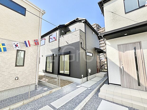 〜Exterior〜　堂々たる趣ながら、主張し過ぎずどこか余裕を感じさせるシャープなフォルムで佇む邸宅は、晴天の空と照らし合わせる事で、本来あるべき完成形の姿を見せてくれます。