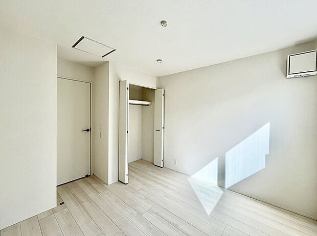 〜Bed Room〜　木の温もりがやさしいフローリングは安らぎをもたらすプライベート空間。明るめのフローリングですので、壁紙ともマッチし、お部屋を更に広く見せてくれる効果も。