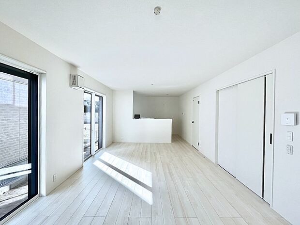 〜Living〜　ここにはみんなが集い、食事と楽しい会話が始まる。話に夢中になりすぎて、ついつい時を忘れ夜半過ぎになってしまう。そんな束の間の幸せを感じさせてくれる場所でありたい。