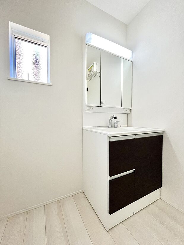 〜Dressing Room〜　明るく清潔感溢れるパウダールーム。毎日使う場所だからこそ、快適な空間となっております。シャンプードレッサーを採用しておりますので、朝シャンも手軽に出来ます。