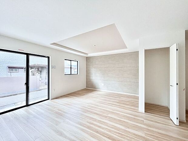 〜Living〜　飽きの来ないシンプルでおしゃれなLDK。大きな窓から日差しが差し込むので室内も明るく、家族の憩いの場としてピッタリです。開放感と日当たりの良さを是非ご覧ください！