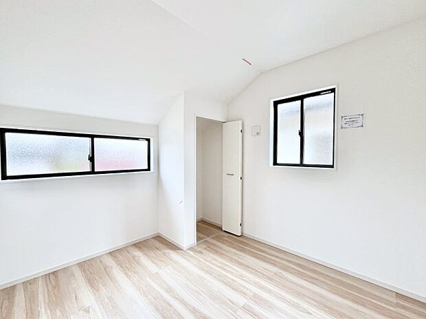 〜Bed Room〜  全居室には収納クローゼットを完備！普段使いのお洋服や小物はもちろん、季節物のお洋服などもしっかりと整理整頓おしまい頂けます。  居室空間を広く使用できますね。