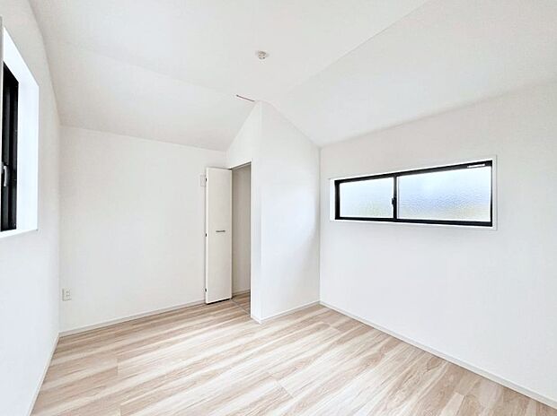 〜Bed Room〜　子供部屋はお子様にとって大変重な役割があります。子供一人で過ごす空間を与えることで、宿題や勉強時間も自然と増えまた自ら部屋の片付けや掃除なども促すことに繋がります。