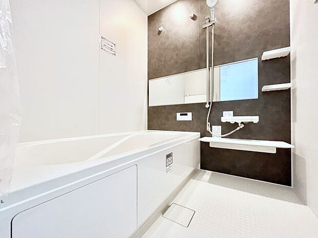 〜Bath Room〜　ゆったりと足を伸ばして入浴することが可能！一日の疲れを癒す貴重なバスタイムです。お子様とご一緒でも十分な広さなので、リビングとは違った家族団欒のひと時をお楽しみいただけます。