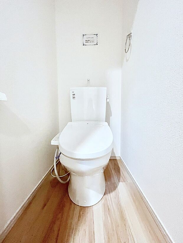 〜Toilet〜　綺麗・スッキリ・快適なウォシュレット付トイレでくつろげる空間です。トイレは毎日使わざるを得ないもの。いつも清潔を保ちたいですね。トイレが2ヶ所あるので朝の混雑時に便利です！