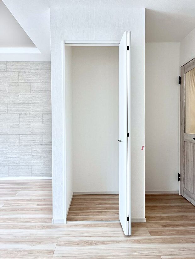 リビング収納。ここに収納があると物が集まるLDKがスッキリ片付きそうですね。  